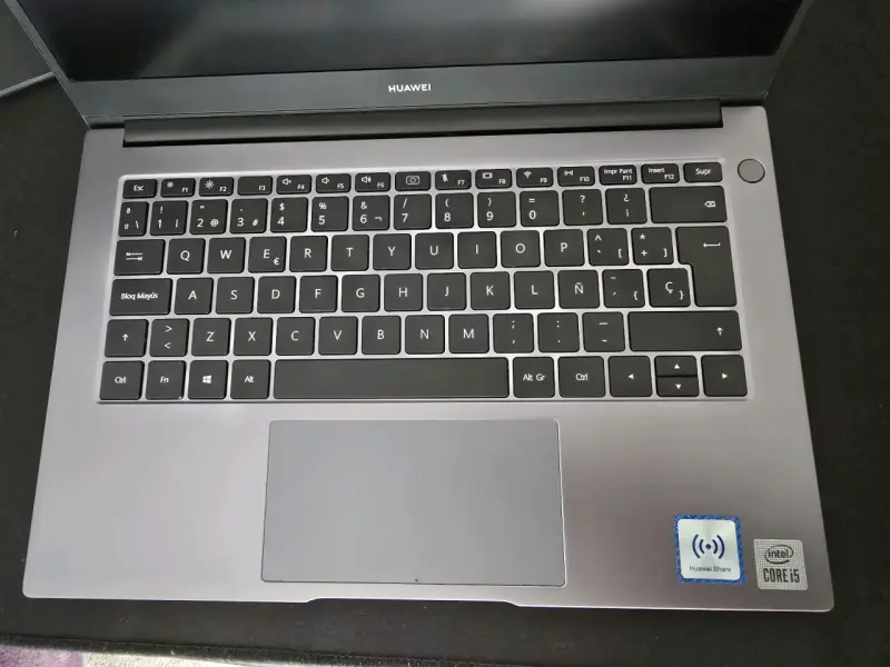 Laptop Huawei gris moderno - 2