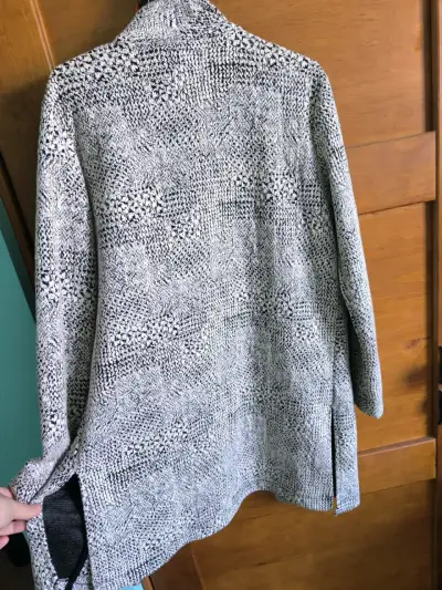 Abrigo gris con diseño texturizado - miniatura 2