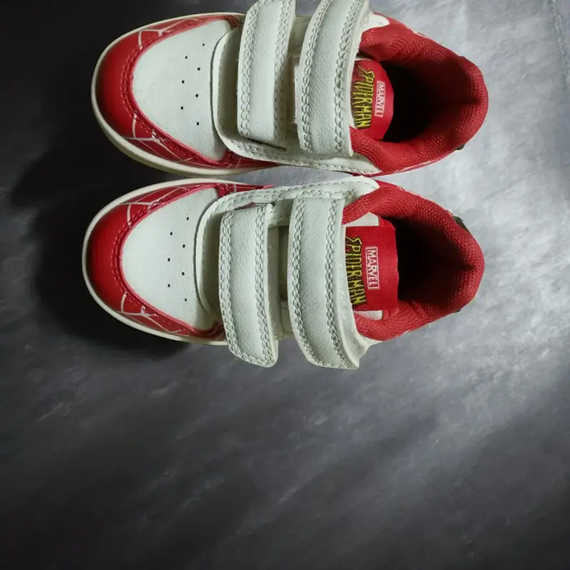 Zapatillas infantiles blanco y rojo número 22