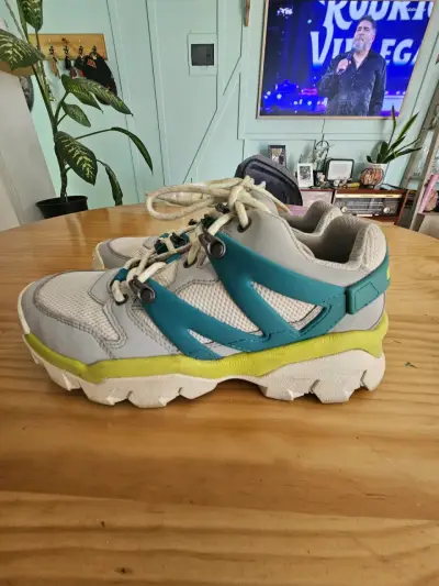 Zapatillas deportivas blancas y verdes - miniatura 1