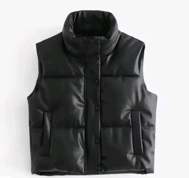 Puffa negro acolchado cuerina
