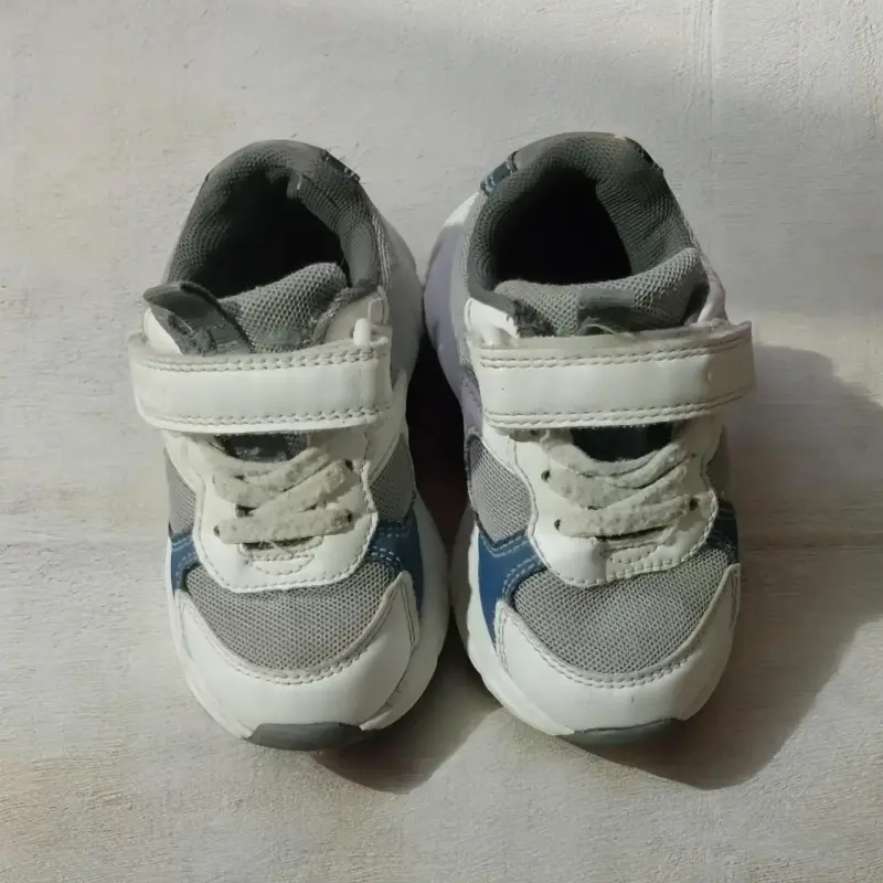 Zapatillas deportivas infantiles grises número 23