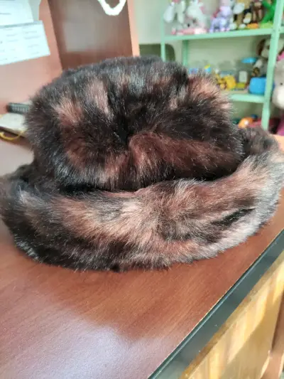Sombrero de piel marrón oscuro - miniatura 1