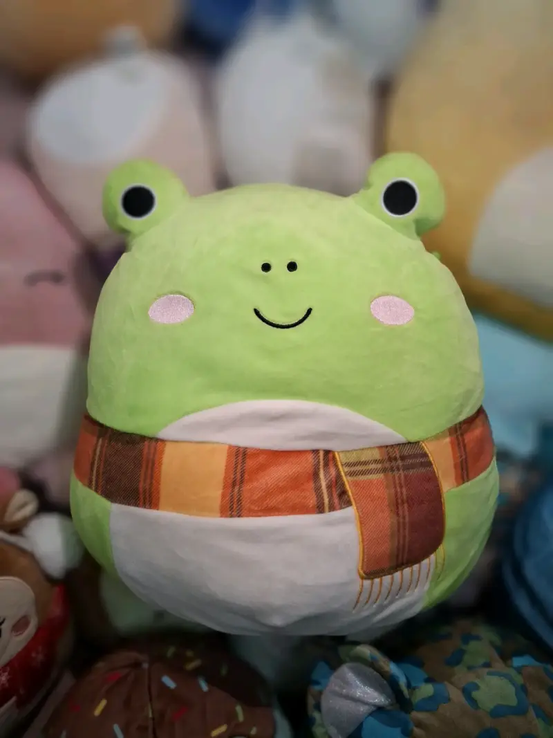 Peluche rana con bufanda