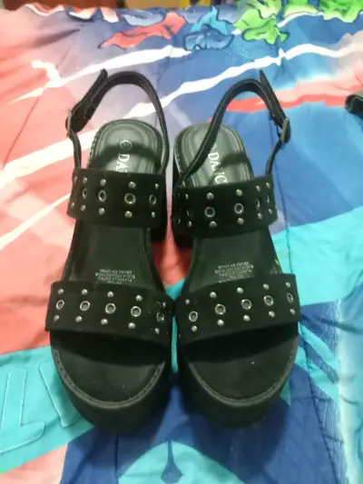Sandalias negras con taco - miniatura 1