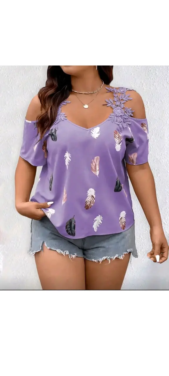 Blusa lila con diseño de plumas