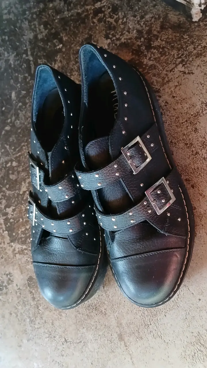 Zapatos negros de cuero con hebillas talla 40. - 1