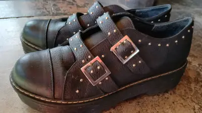 Zapatos negros de cuero con hebillas talla 40. - miniatura 2
