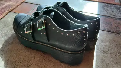 Zapatos negros de cuero con hebillas talla 40. - miniatura 3