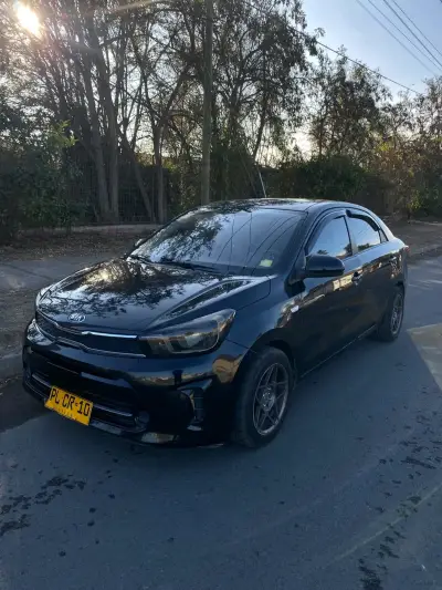 Auto sedán Kia Soluto negro - miniatura 1