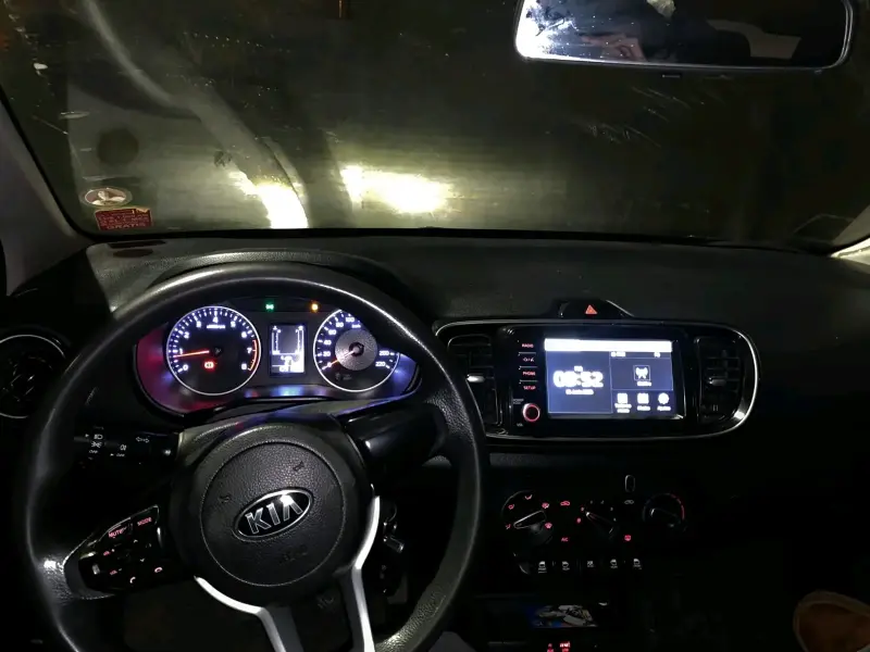 Auto sedán Kia Soluto negro - 2