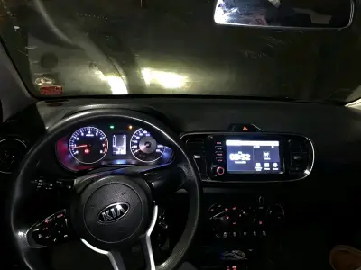 Auto sedán Kia Soluto negro - miniatura 2