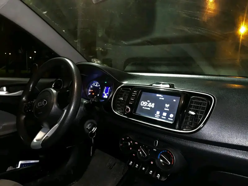 Auto sedán Kia Soluto negro - 3