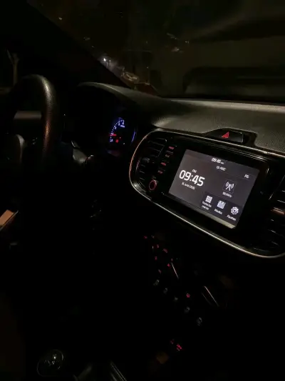 Auto sedán Kia Soluto negro - miniatura 4