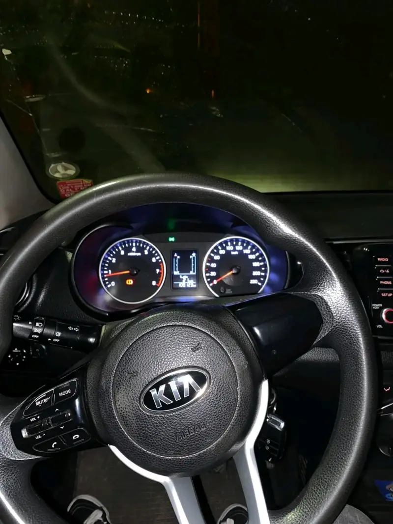 Auto sedán Kia Soluto negro - 5