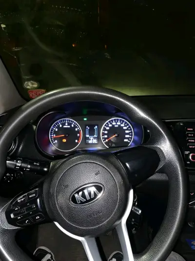 Auto sedán Kia Soluto negro - miniatura 5