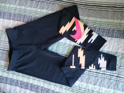 Leggings negros con diseño estampado - miniatura 1