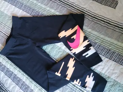 Leggings negros con diseño estampado - miniatura 2