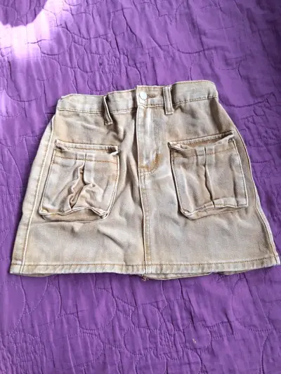 Falda beige con bolsillos - miniatura 1