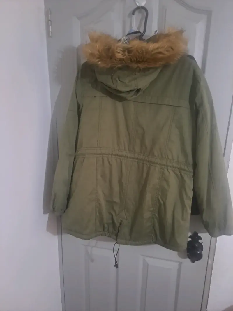 Parka verde con capucha de piel - 2