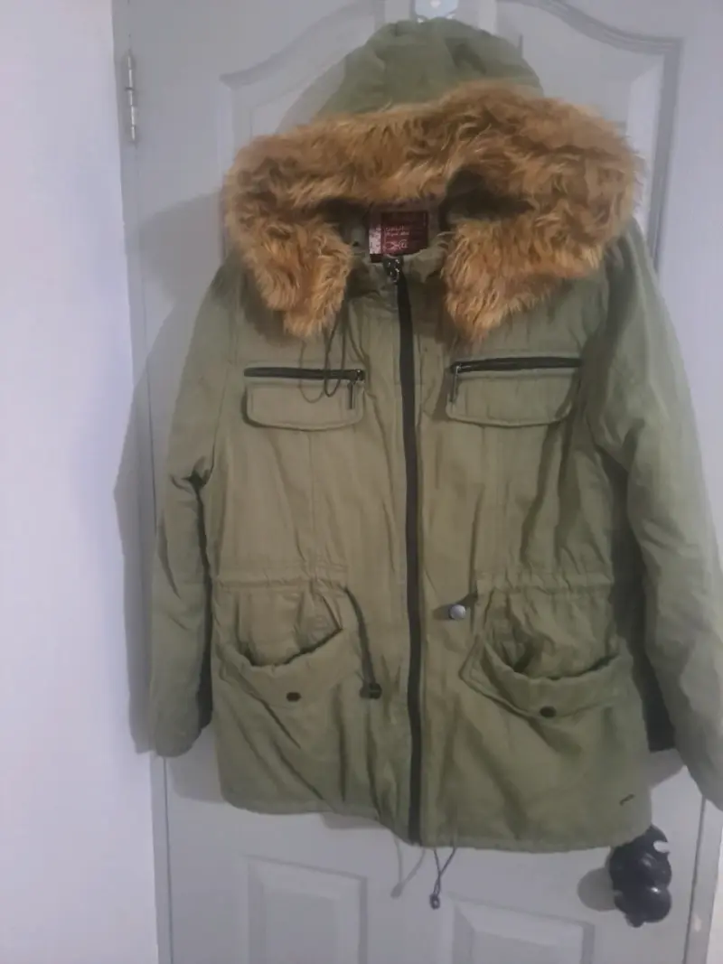 Parka verde con capucha de piel - 3
