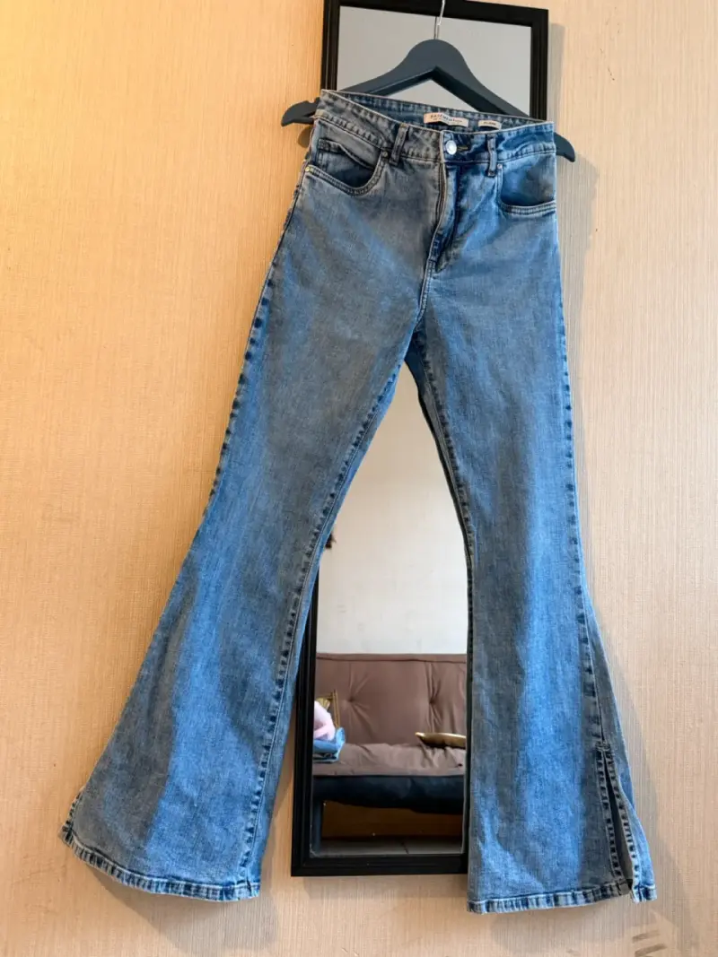 Jeans acampanados azul claro - 1