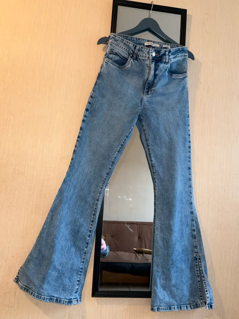 Jeans acampanados azul claro - 2