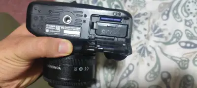 Cámara canon t100 usada - miniatura 3