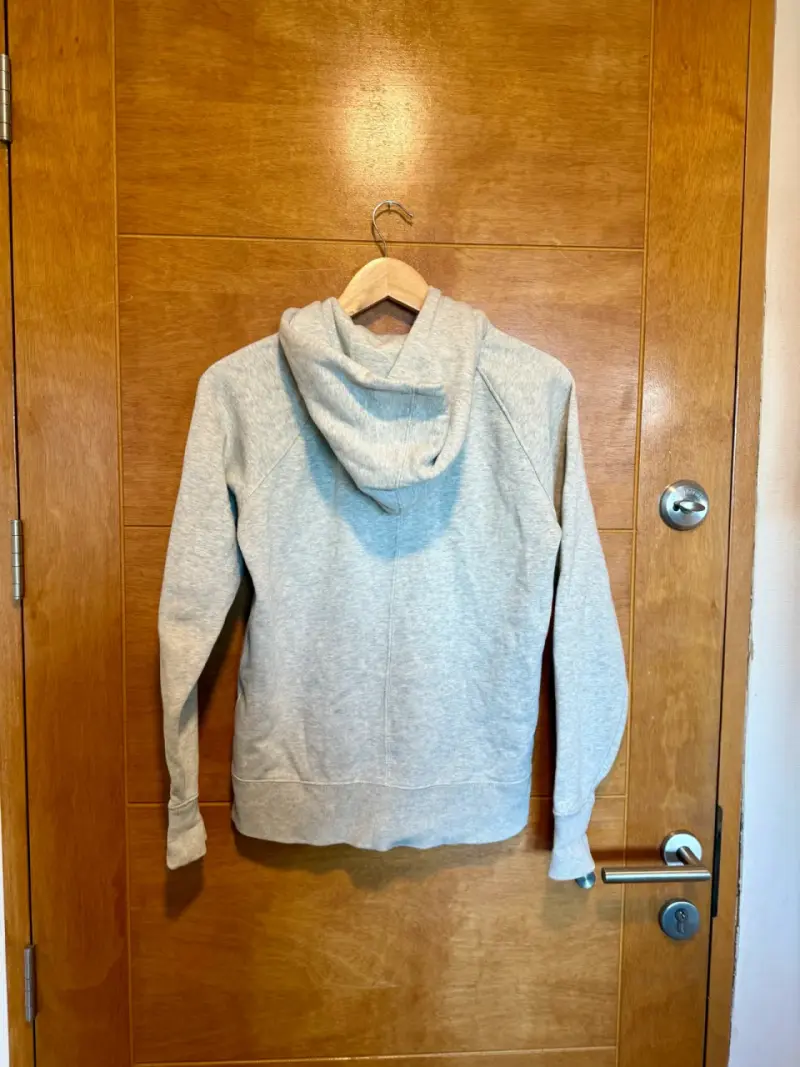 Polerón gris con capucha GAP - 2