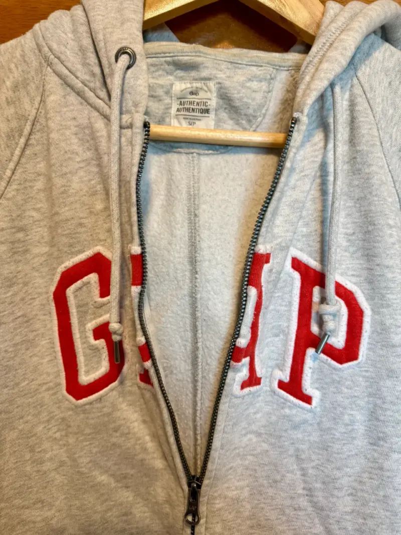 Polerón gris con capucha GAP - 3