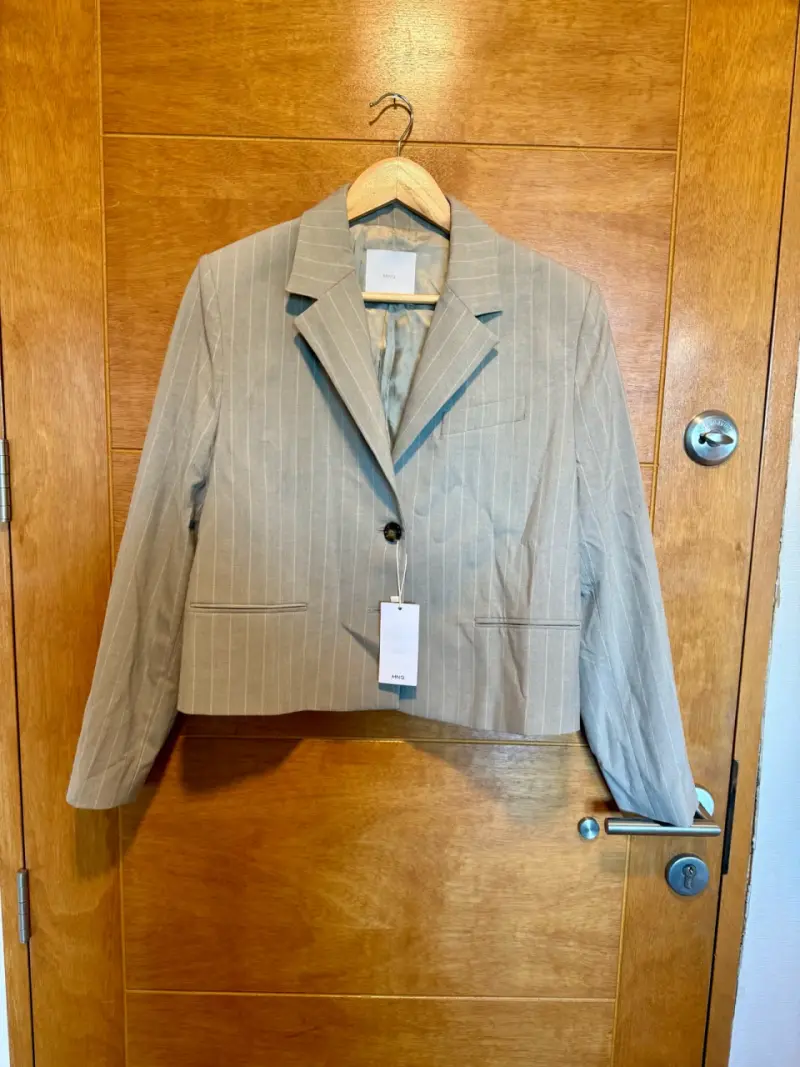 Blazer beige a rayas con etiqueta - 1