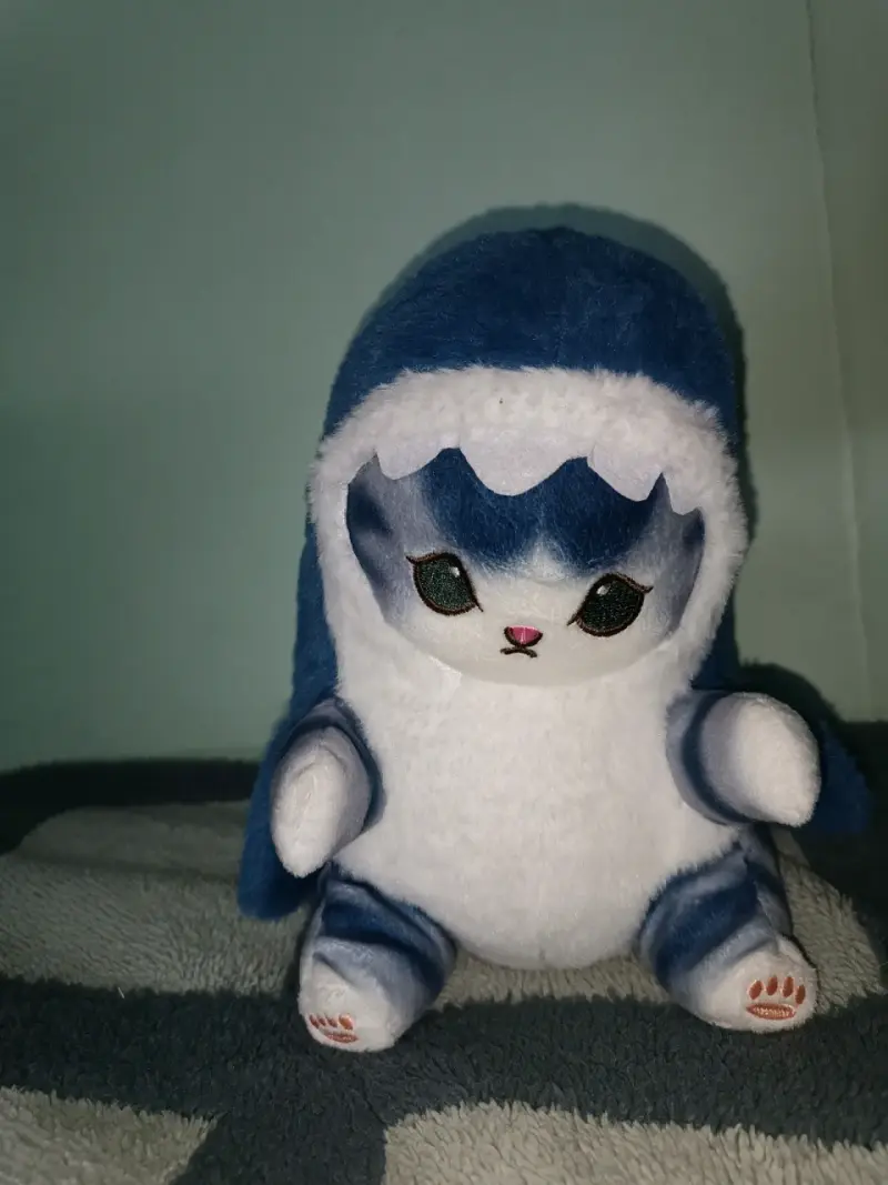 Peluche gato azul disfrazado de tiburón - 1
