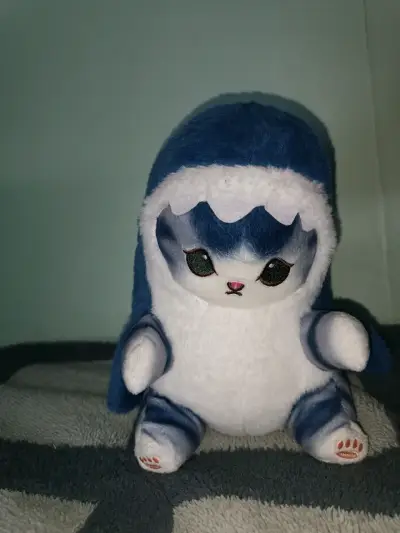 Peluche gato azul disfrazado de tiburón - miniatura 1