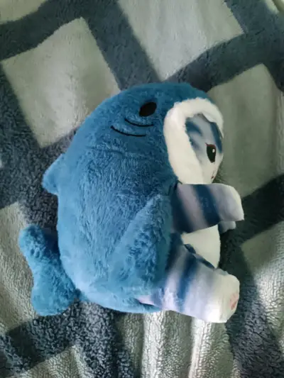 Peluche gato azul disfrazado de tiburón - miniatura 3