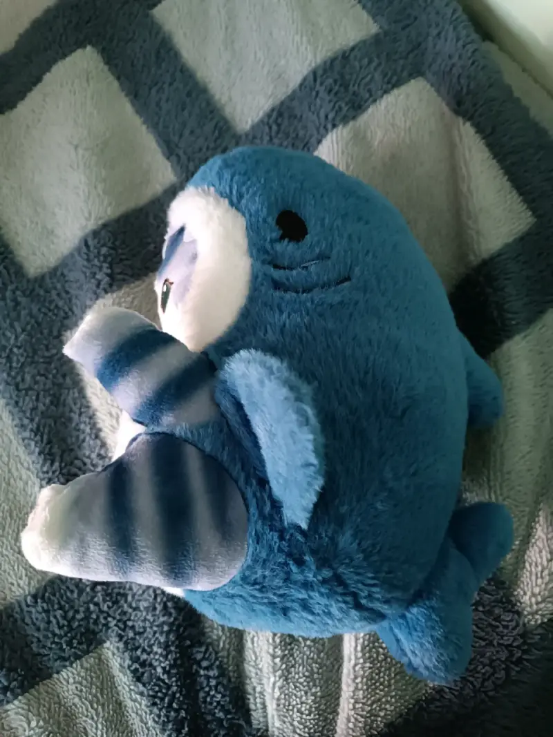 Peluche gato azul disfrazado de tiburón - 4
