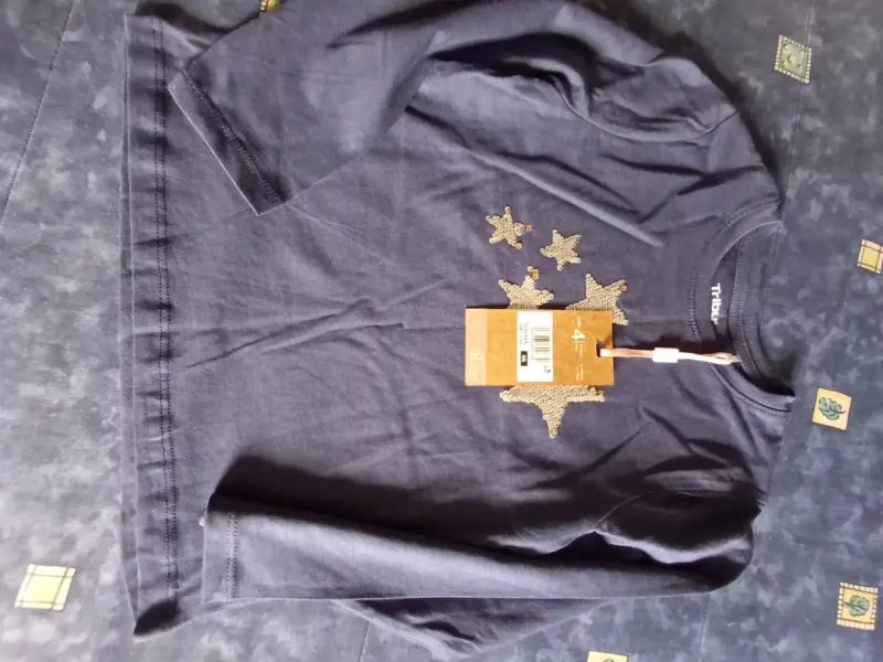 Polera azul con estrellas doradas