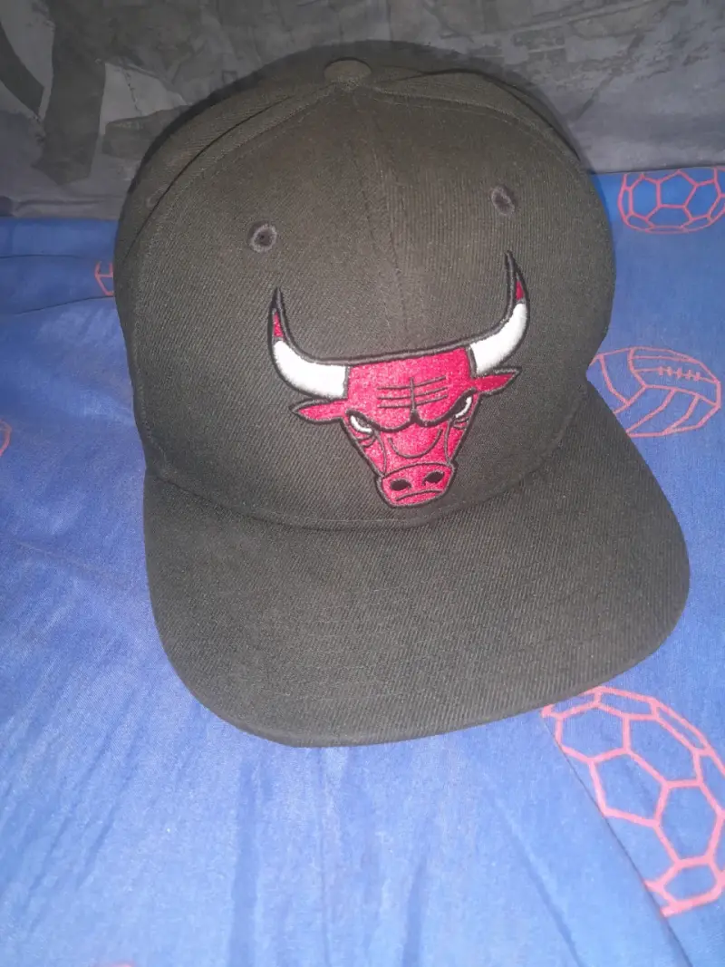 Gorra negra con logo bordado