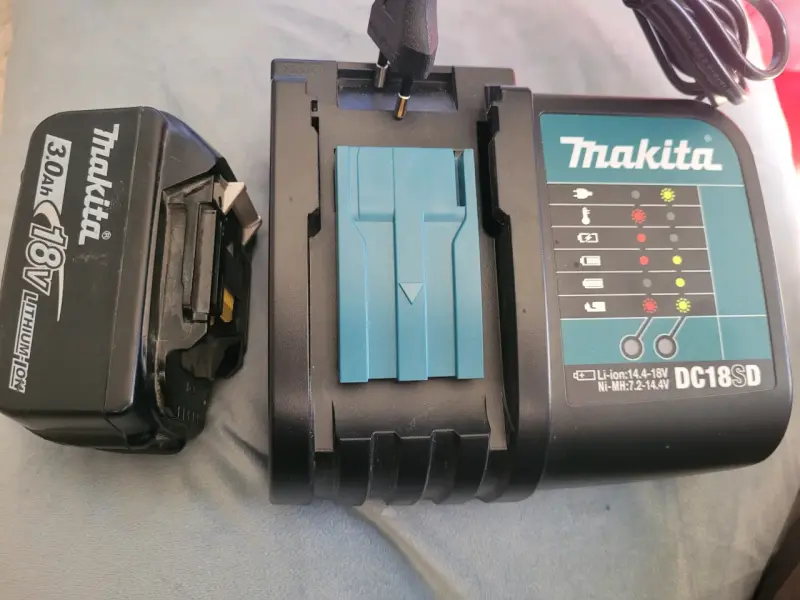 Cargador Makita 18V con batería - 1