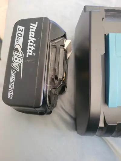 Cargador Makita 18V con batería - miniatura 2