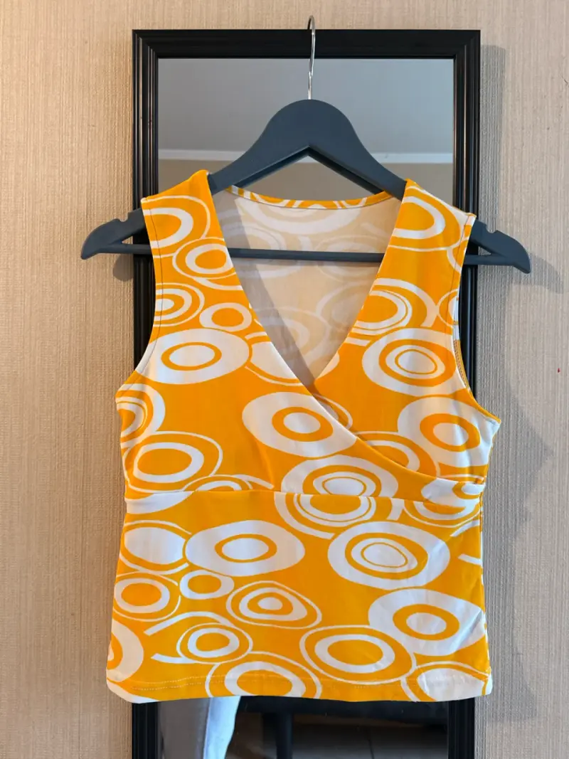 Polera sin mangas amarilla estampada - 2