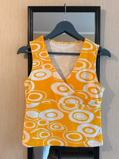 Polera sin mangas amarilla estampada - miniatura 2