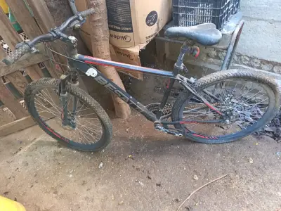 Bicicleta montaña usada negra - miniatura 1