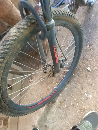 Bicicleta montaña usada negra - miniatura 3