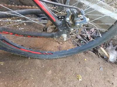 Bicicleta montaña usada negra - miniatura 4