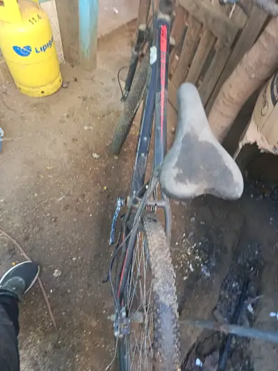 Bicicleta montaña usada negra - miniatura 5