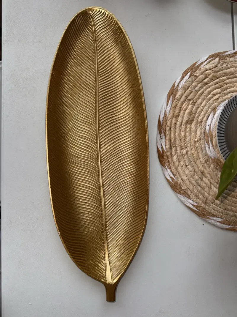 Bandeja dorada forma de hoja - 1