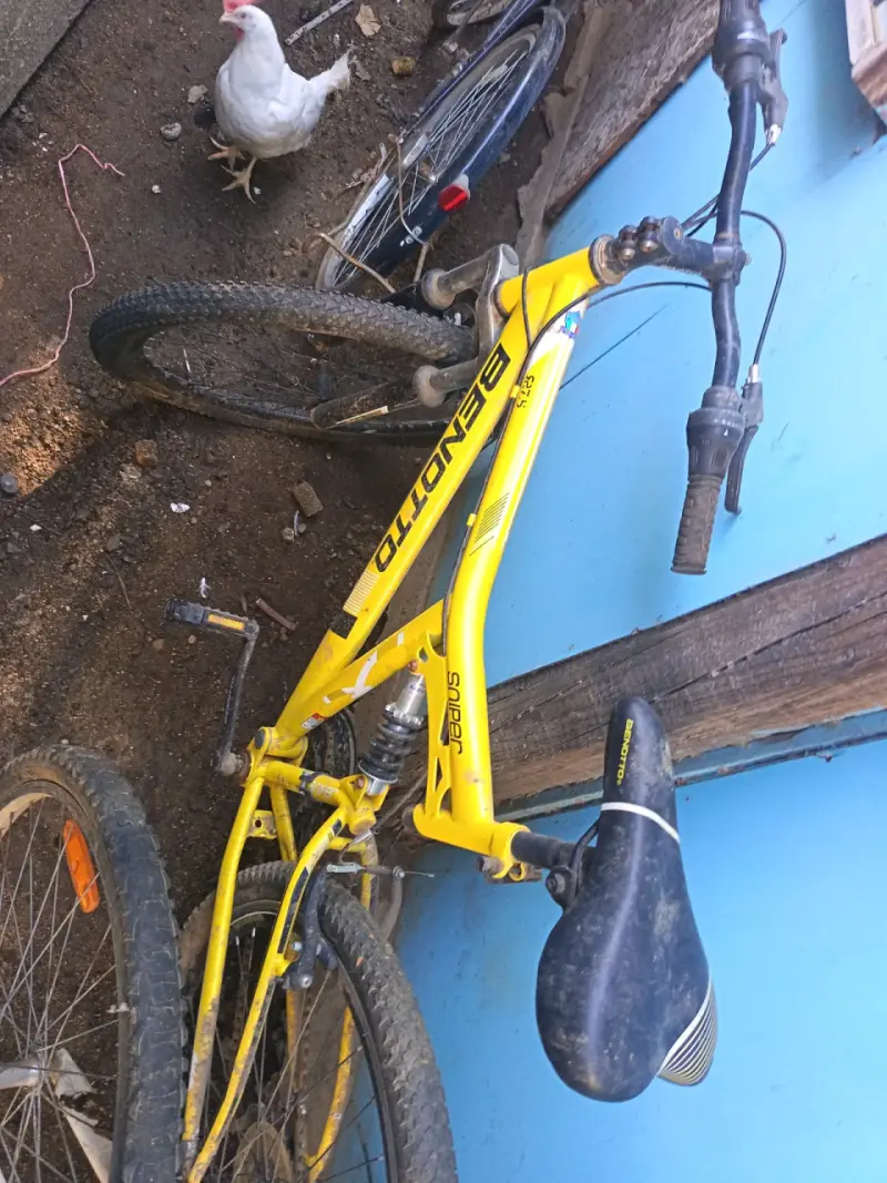 Bicicleta de montaña amarilla - 1