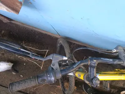 Bicicleta de montaña amarilla - miniatura 2