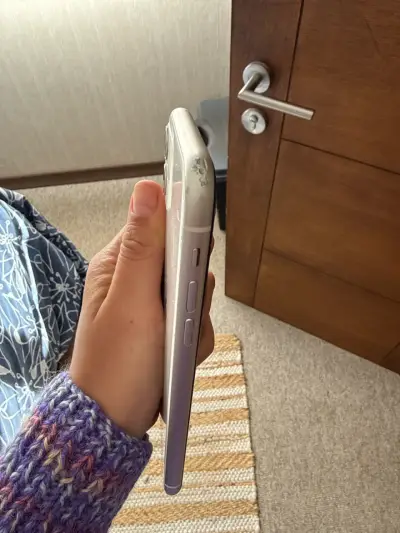 Iphone 11 con detalle - miniatura 3