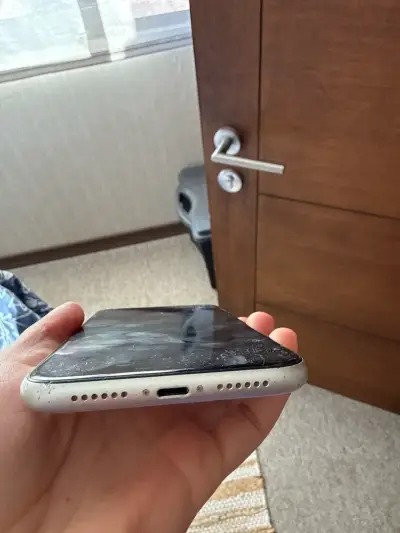 Iphone 11 con detalle - miniatura 4
